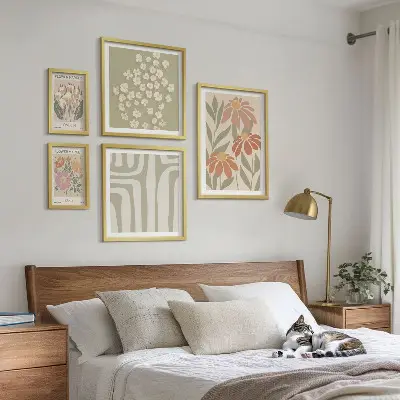 Sada obrazů do ložnice květinové vzory s motivy Londýna a Paříže v boho stylu