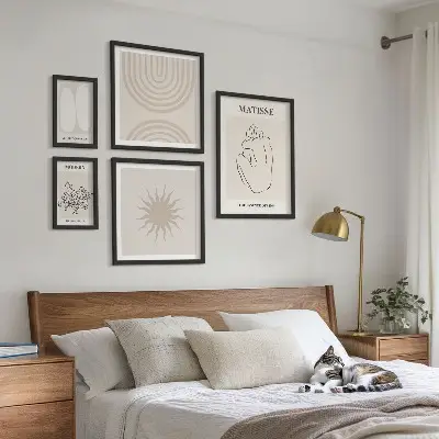 Sada obrazů do ložnice v minimalisticky laděném uměleckém stylu linek