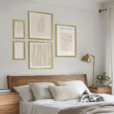 Sada obrazů do ložnice se stylovou grafikou žen a rostlin
