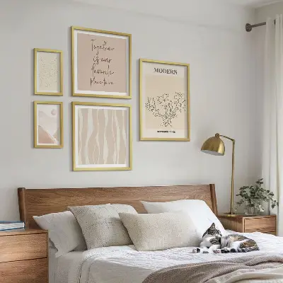 Moderní minimalistická sada obrazů v rámu