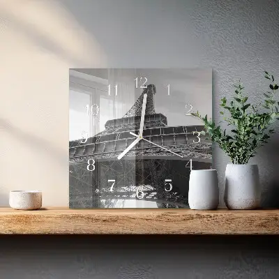 Čtvercové skleněné hodiny na zeď Eiffelova věž v Paříži