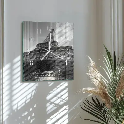 Čtvercové skleněné hodiny na zeď Eiffelova věž v Paříži
