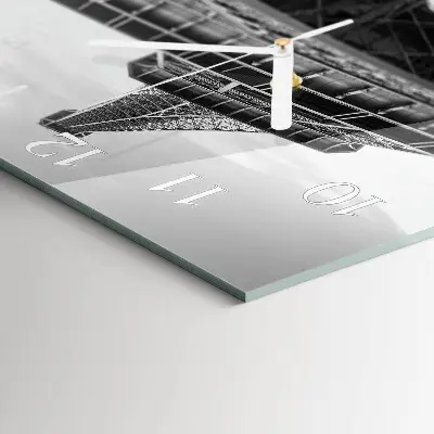 Čtvercové skleněné hodiny na zeď Eiffelova věž v Paříži