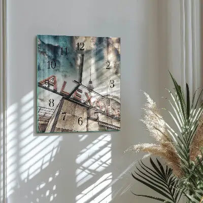 Hodiny na skle čtvercové Alexandrovo náměstí