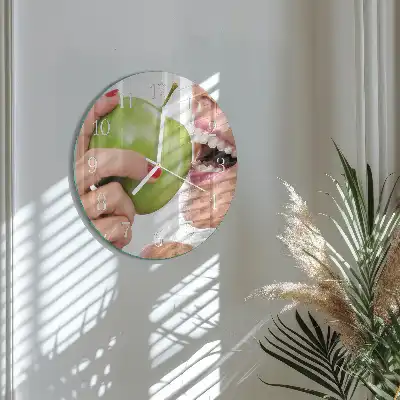 Kulaté skleněné hodiny na zeď Jablko
