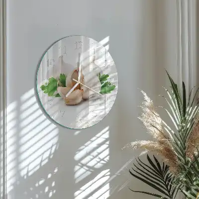 Kulaté skleněné hodiny na zeď Česnek
