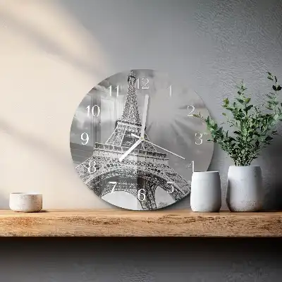 Kulaté skleněné hodiny na zeď Eiffelova věž v Paříži