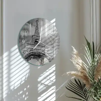 Kulaté skleněné hodiny na zeď Eiffelova věž v Paříži