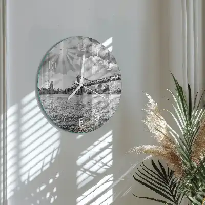 Kulaté skleněné hodiny na zeď Most