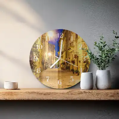 Kulaté skleněné hodiny na zeď Ulice v noci