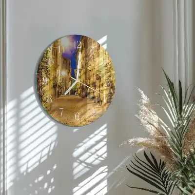 Kulaté skleněné hodiny na zeď Ulice v noci