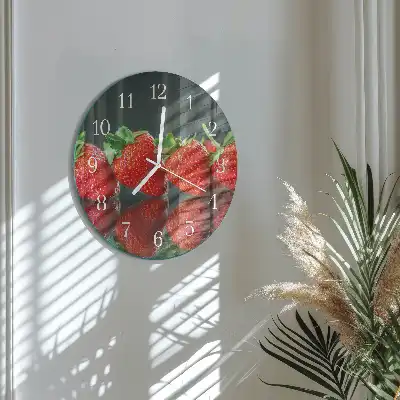 Kulaté skleněné hodiny na zeď Jahody