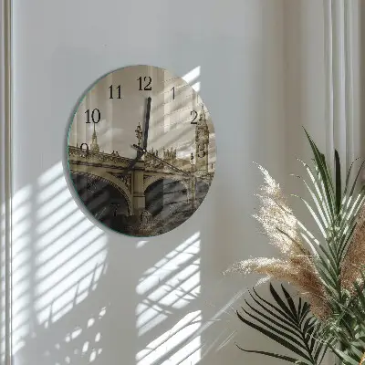 Kulaté skleněné hodiny na stěnu Most v sépiové barvě