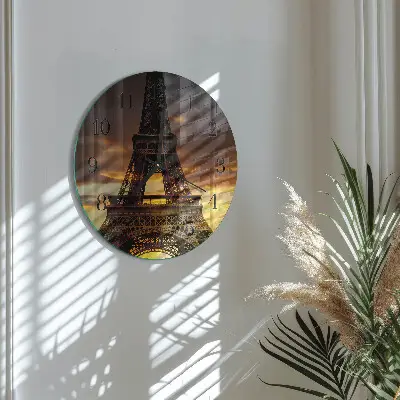 Kulaté skleněné hodiny na zeď Eiffelova věž v Paříži