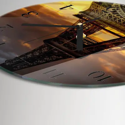 Kulaté skleněné hodiny na zeď Eiffelova věž v Paříži
