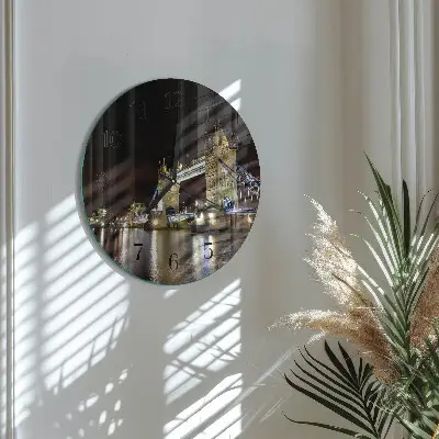 Hodiny na skle kulaté Londýnský most