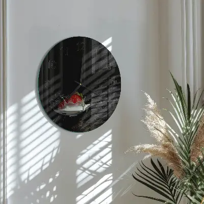 Kulaté skleněné hodiny na zeď Jahoda