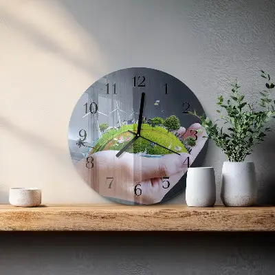 Hodiny s fotkou skleněné kulaté Země v ruce