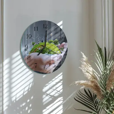 Hodiny s fotkou skleněné kulaté Země v ruce