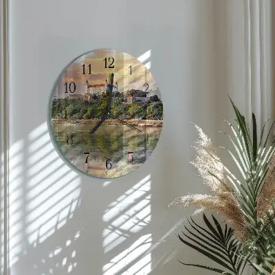 Kulaté skleněné hodiny na stěnu Hrad na řece