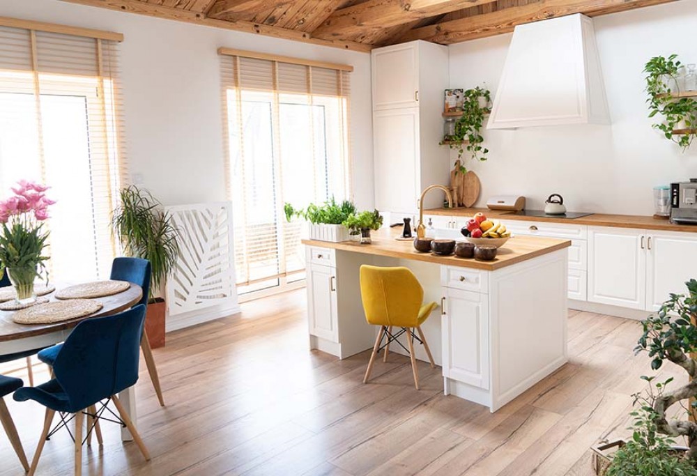 bílá kuchyň s dřevěnou pracovní deskou