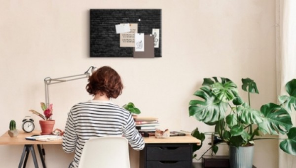 Co dát na zeď vedle psacího stolu? Průvodce