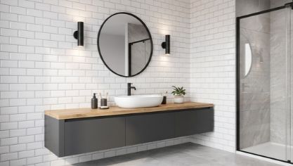Co použít na stěnu v koupelně místo obkladů? Praktický průvodce moderními alternativami